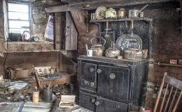 Masadaki Titanik  haberiyle 100 yıl öncesinden  adeta donup kalmış  zaman kapsülü kır evi, adeta hayalet  müze gibi