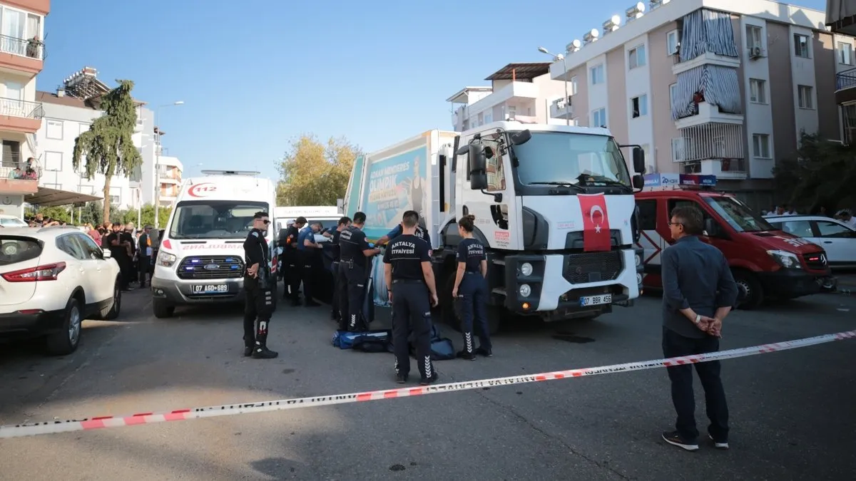 Antalya’da çöp kamyonunun altında kalan çocuk feci şekilde can verdi