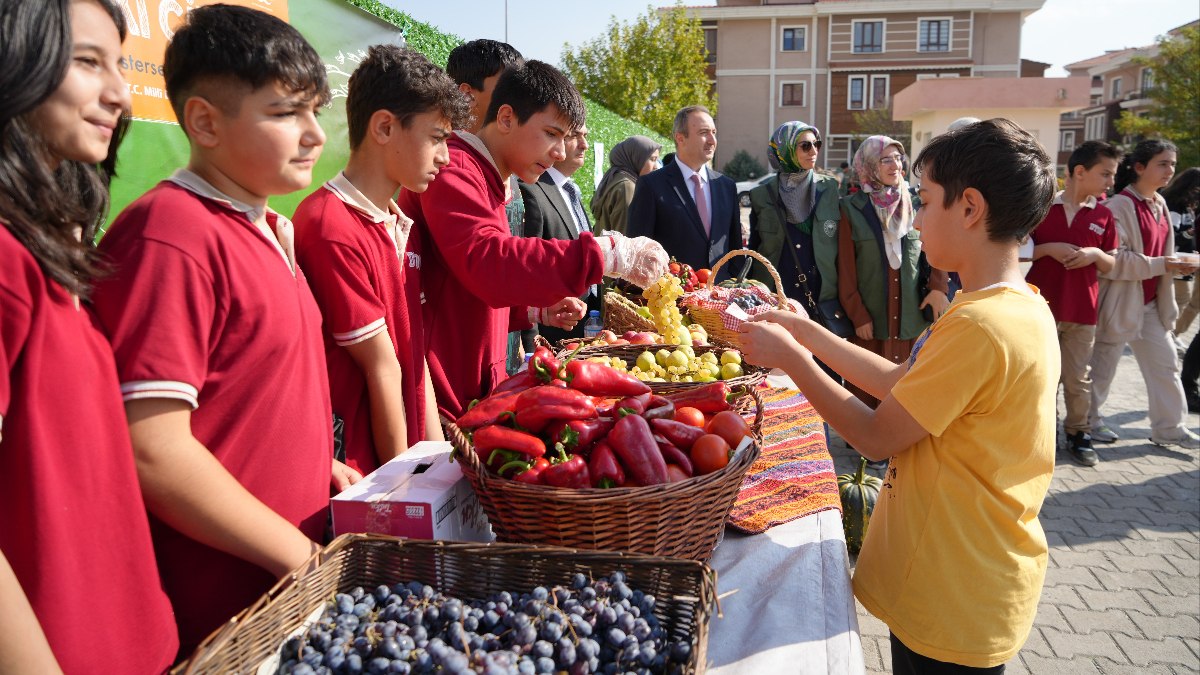 Erzincan’da okulda ekmeyi öğrendikleri sebzeleri satıyorlar