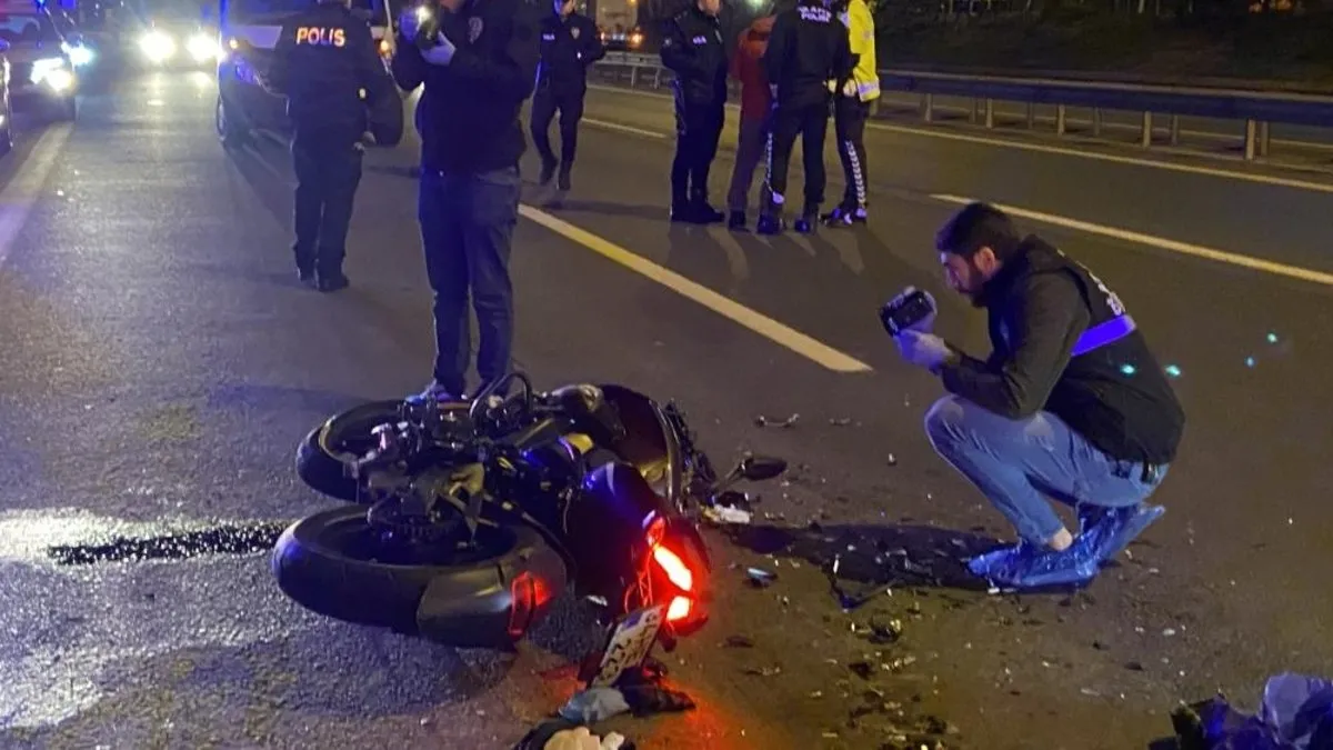 Esenler TEM Otoyolu’nda feci kaza! Motosiklet, asfalt yenileme aracına çarptı: 1 ölü