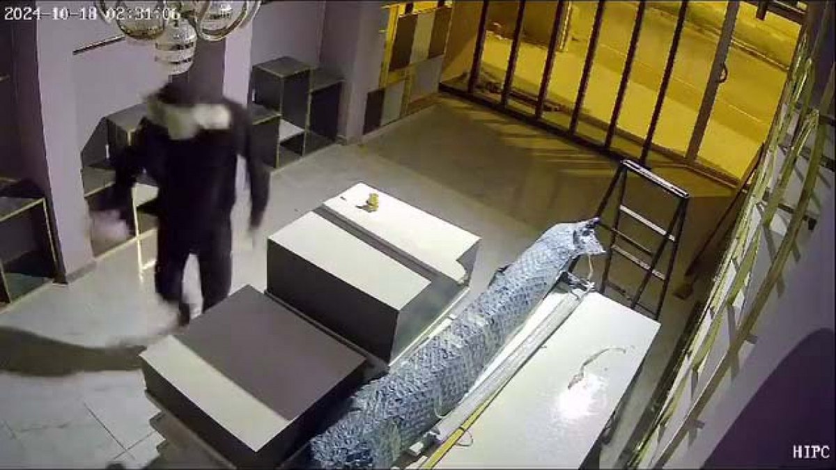 Hatay’da bir butik benzin dökülerek yakıldı