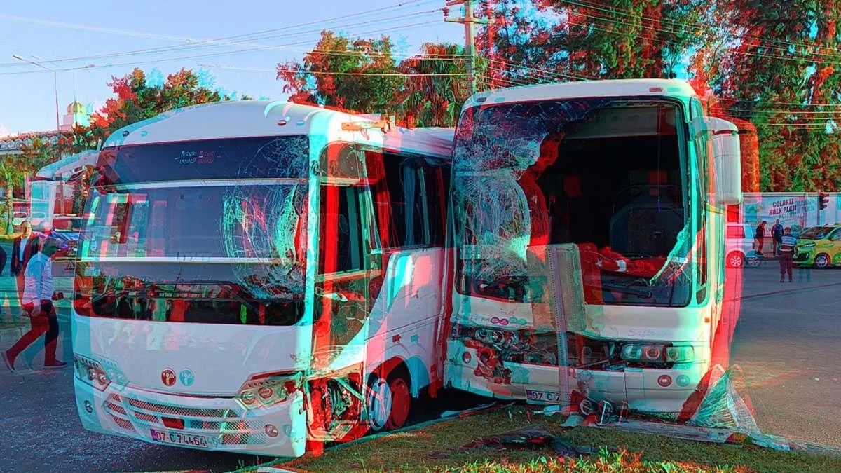 Otel çalışanlarını taşıyan iki servis çarpıştı: 13 yaralı!