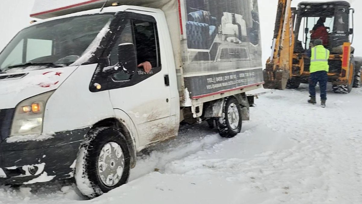 Bayburt’ta kar yağışı: Mahsur kalan kamyonet ekiplerce kurtarıldı