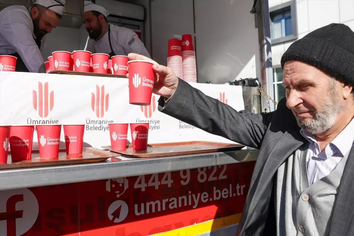 Ümraniye Belediyesi sıcak çorba ikramını sürdürüyor
